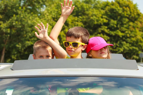 Famiglia in viaggio estivo . — Foto Stock