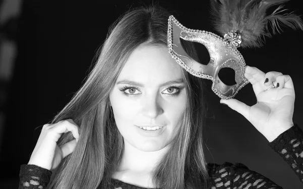 Şehvetli Bayan karnaval maskesi holding. — Stok fotoğraf
