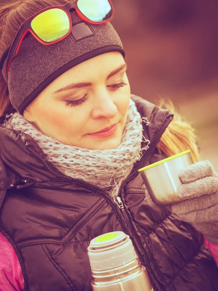 Caminante mujer calentando beber té en día frío — Foto de Stock