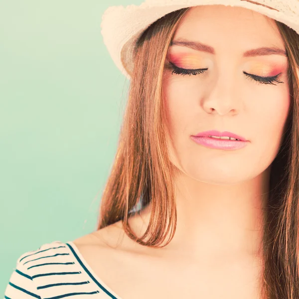 Mulher rosto colorido olhos maquiagem, verão chapéu de palha — Fotografia de Stock
