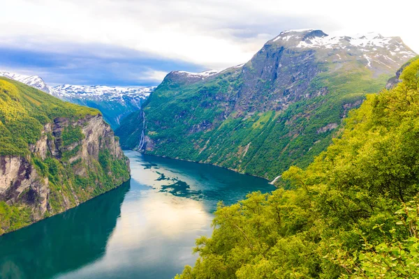 Widok na Geirangerfjord z punktu widzenia Flydasjuvet Norwegia — Zdjęcie stockowe