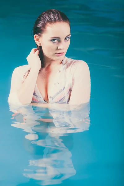 在水中的神秘迷人的女人的画像. — 图库照片