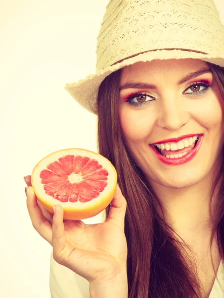 Mujer sosteniendo la mitad de los cítricos de pomelo en la mano — Foto de Stock