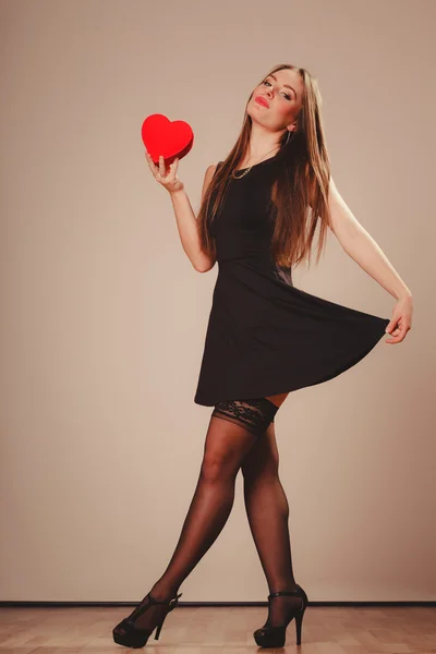 Mujer sexy bailando con el corazón — Foto de Stock