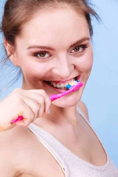 Femme brossant les dents de nettoyage — Photo