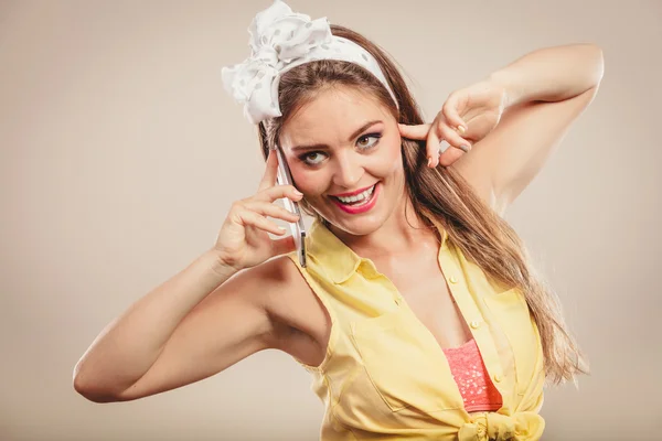 Retro pin up menina falando no telefone móvel — Fotografia de Stock