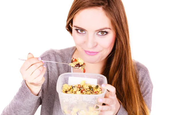 Frauen essen Haferflocken mit Trockenfrüchten. Diät — Stockfoto