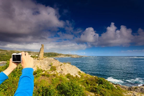 Mujer turista tomando fotos con cámara en Noruega —  Fotos de Stock