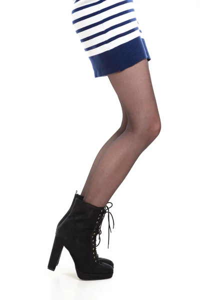 Привлекательные женские ноги в сапогах — стоковое фото