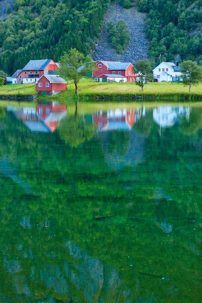 Casas de campo noruegas en las montañas en la orilla del lago —  Fotos de Stock