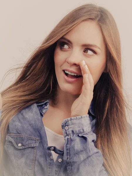 Chismes chica usando camisa de mezclilla . — Foto de Stock