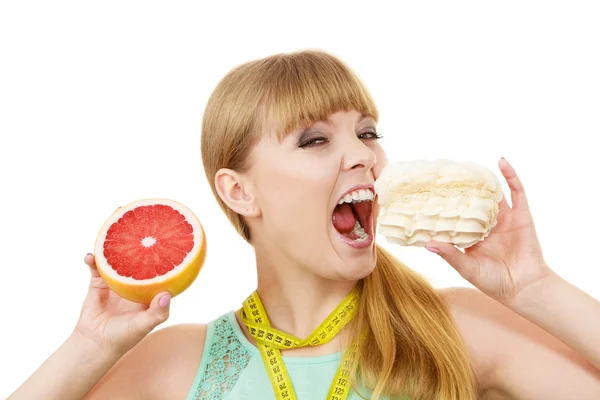 Kobieta wybór owoców lub ciasto dokonania wyboru diety — Zdjęcie stockowe