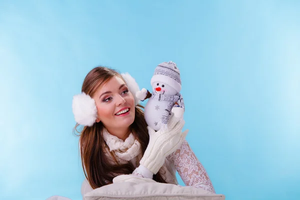 Cute woman with little snowman. Winter fashion. — Stock Photo, Image