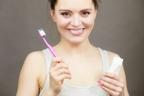 Женщина чистит зубы — стоковое фото