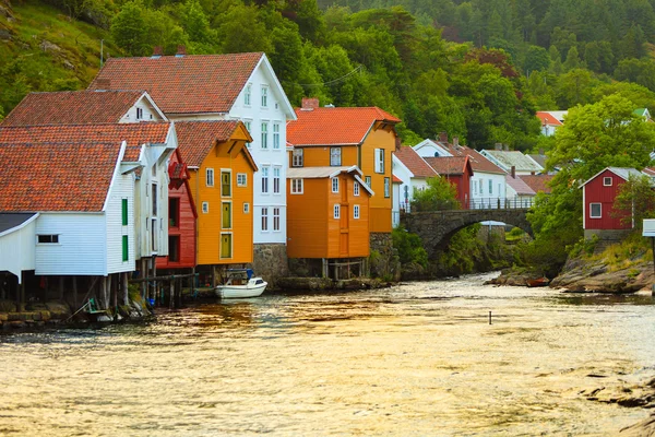 Dřevěné domy v Norsku Sogndalstrand — Stock fotografie