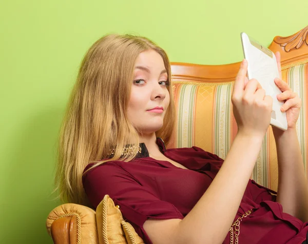 Mujer de moda acostada en el sofá con la tableta PC . — Foto de Stock