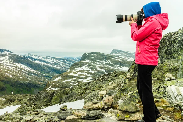 Τουριστική λήψη φωτογραφιών από Dalsnibba άποψη Νορβηγία — Φωτογραφία Αρχείου