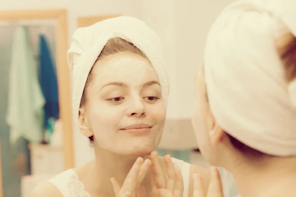Nő arcát a fürdőszobában krém maszk alkalmazása — Stock Fotó