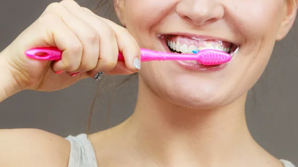 Femme brossant les dents de nettoyage — Photo