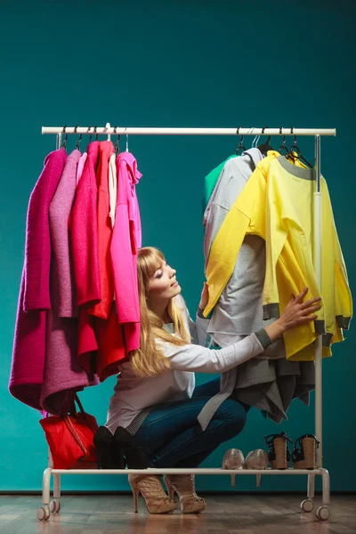 Femme qui choisit des vêtements à porter dans un centre commercial ou une armoire — Photo