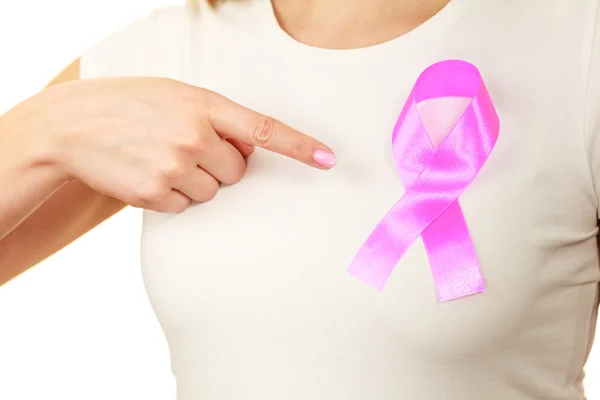 Wstążka rak różowy zbliżenie na piersi kobiety — Zdjęcie stockowe