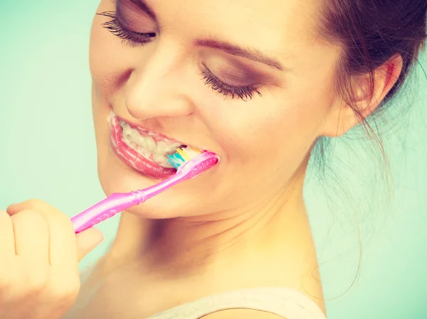 Femme brossant les dents de nettoyage — Photo