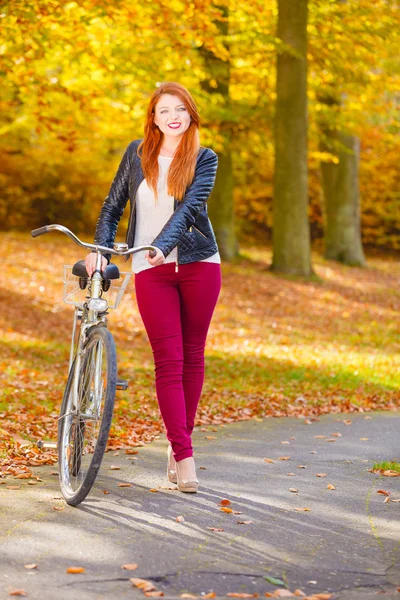 Chica de moda con bicicleta . —  Fotos de Stock