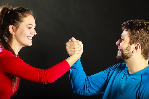 Amigos homem e mulher apertando as mãos tremendo . — Fotografia de Stock