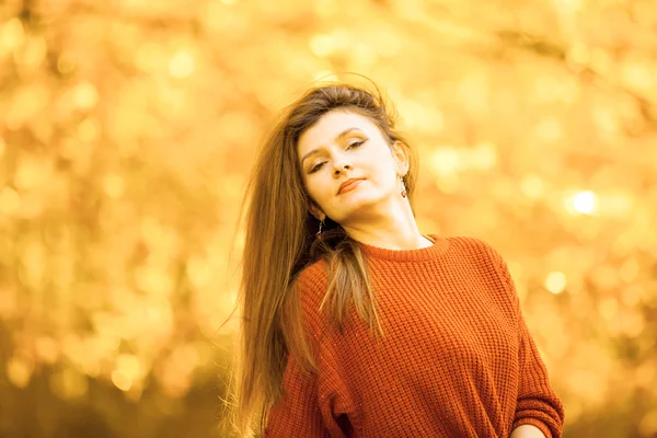 Beauty girl in autumnal time relax outdoors. — Stock Photo, Image