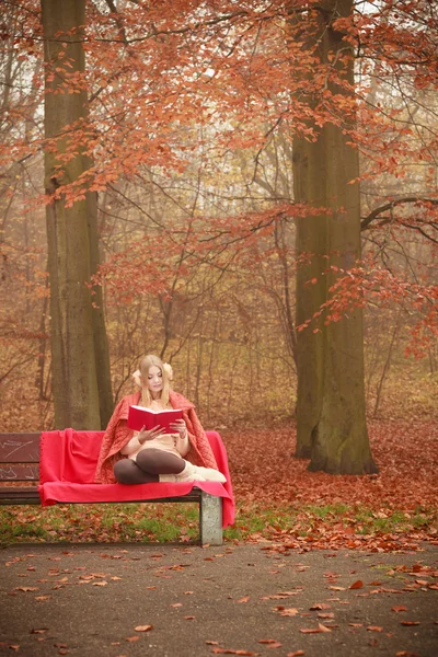 Blonde fille avec livre rouge . — Photo