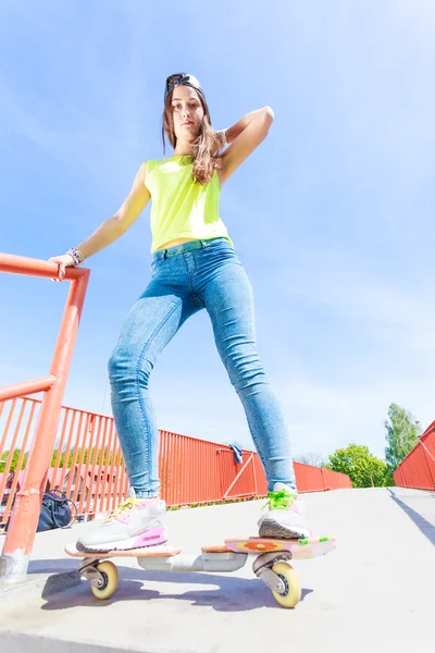 Dospívající dívka bruslař na koni skateboard na ulici. — Stock fotografie