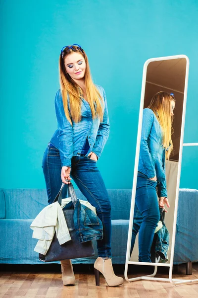 Aynanın önünde mavi kot giyen moda kadını. — Stok fotoğraf
