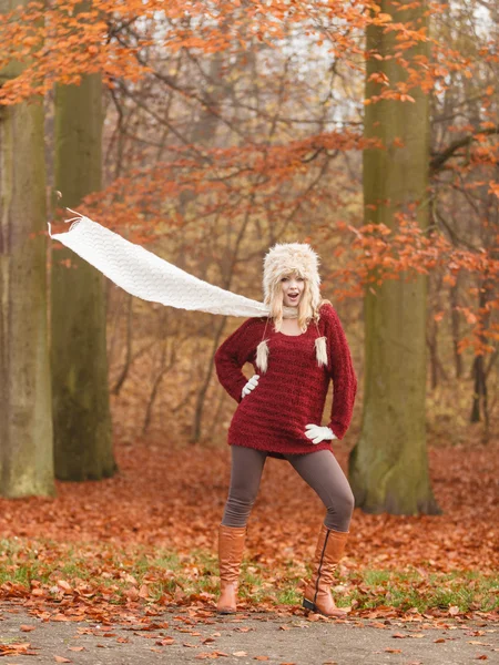 Mode kvinna i blåsiga höst höst park skog. — Stockfoto