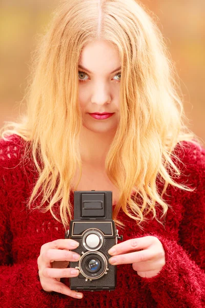 古いヴィンテージカメラを持つ女性. — ストック写真