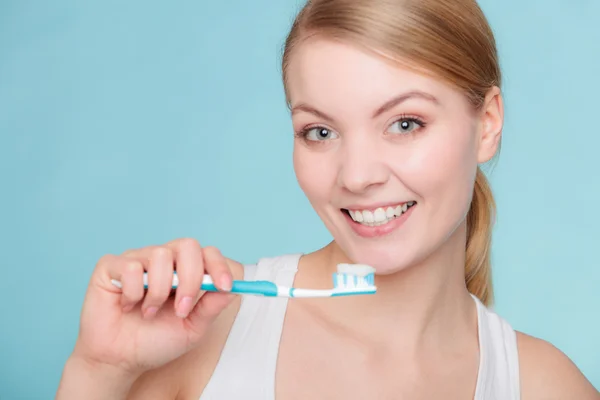 Mulher segura escova de dentes com pasta de dentes limpeza de dentes — Fotografia de Stock