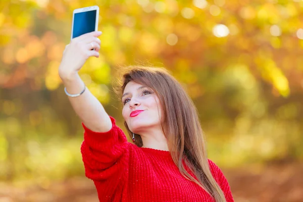 Preciosa chica con teléfono inteligente tomar foto selfie . — Foto de Stock
