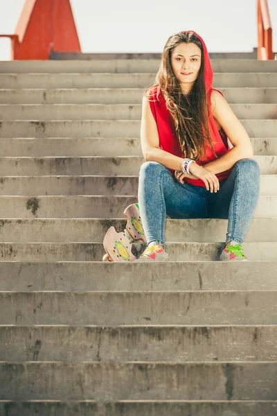 Skate-Mädchen auf Treppe mit Skateboard. — Stockfoto