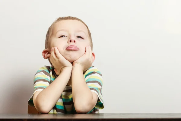 Kleine jongen hebben plezier met grappige gebaren — Stockfoto