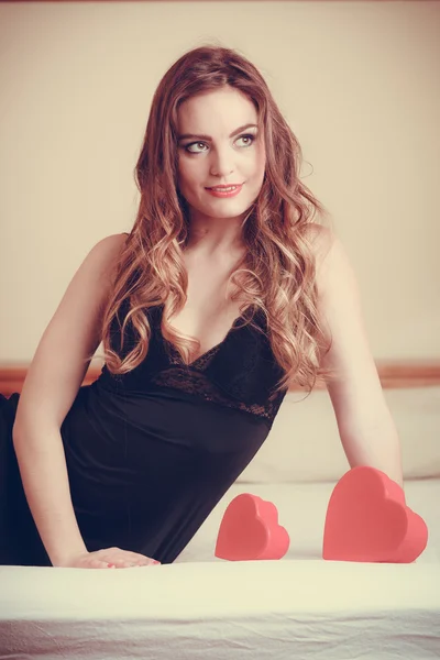 Frau in Dessous im Bett. Valentinstag Liebe. — Stockfoto