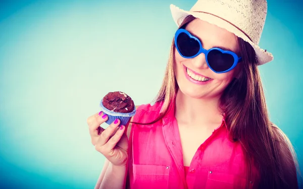 Sorrindo mulher de verão segura bolo na mão — Fotografia de Stock