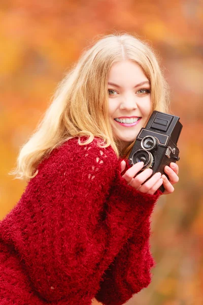 Bella donna sorridente con vecchia fotocamera vintage . — Foto Stock