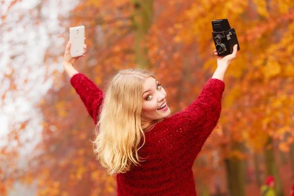 카메라와 스마트폰 사진을 selfie — 스톡 사진