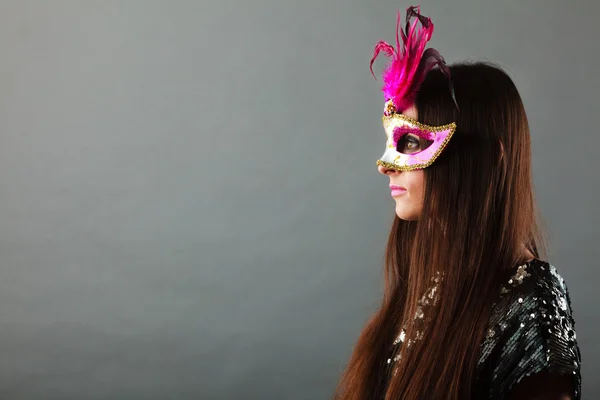 Vrouw gezicht met carnaval masker — Stockfoto