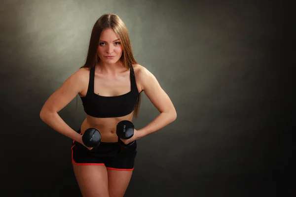 Apto mulher exercitando com halteres. — Fotografia de Stock