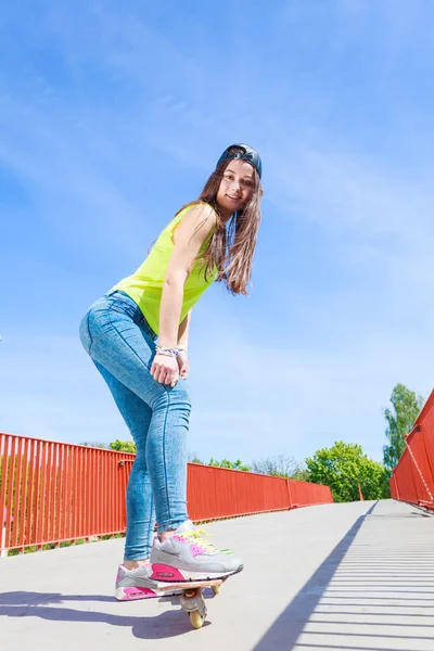 Adolescente menina skatista equitação skate na rua. — Fotografia de Stock