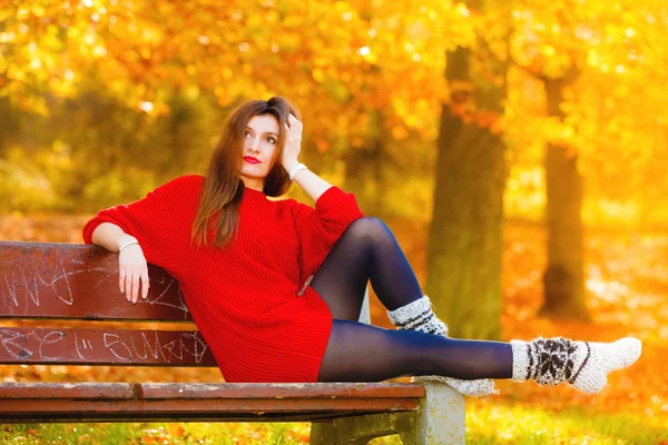 Portrait girl relaxing on bench in autumnal park. — ストック写真