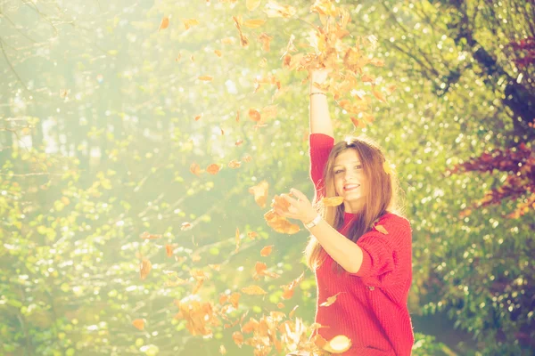 Lady playing with leaves. — Stock Photo, Image