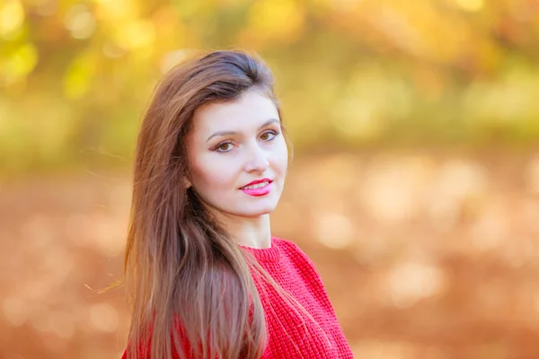 Beauté fille à l'automne temps se détendre en plein air . — Photo