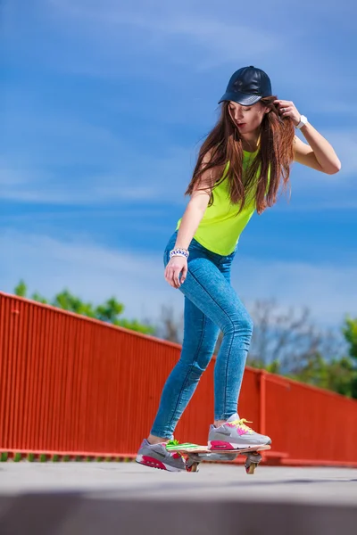 Adolescente menina skatista equitação skate na rua. — Fotografia de Stock