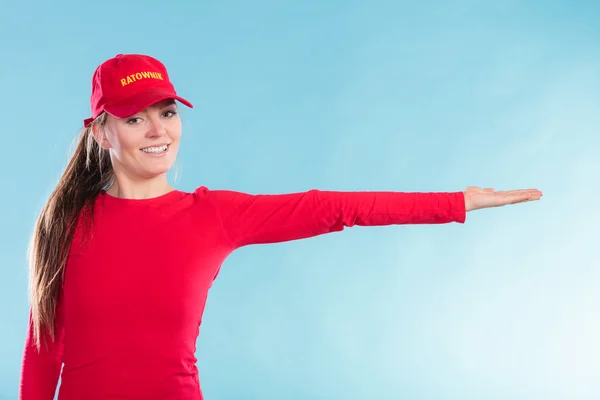 Šťastný plavčík žena v čepici, ukazující směr. — Stock fotografie